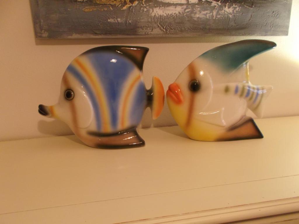 オロゼーイにあるL'Ancora suiteの棚上に座る魚の花瓶