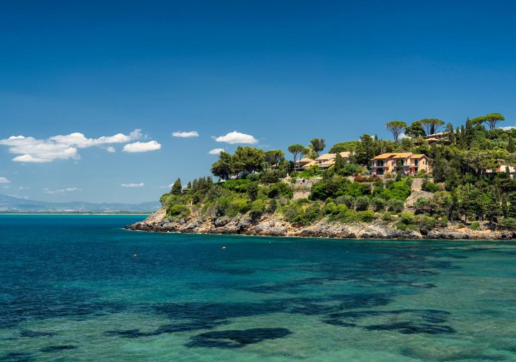 eine Insel im Ozean mit Häusern darauf in der Unterkunft CASETTA A PORTO ERCOLE in Porto Ercole
