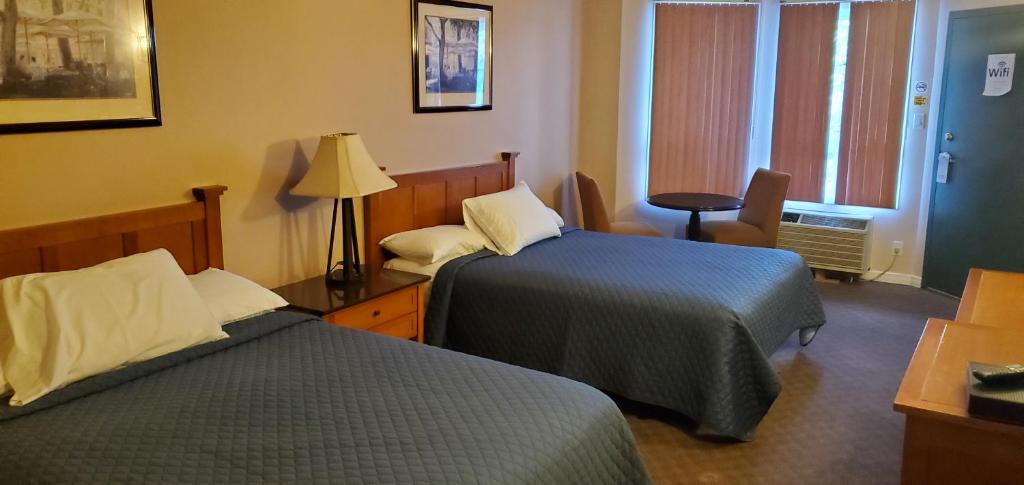 Postel nebo postele na pokoji v ubytování Lakeview Resort Motel