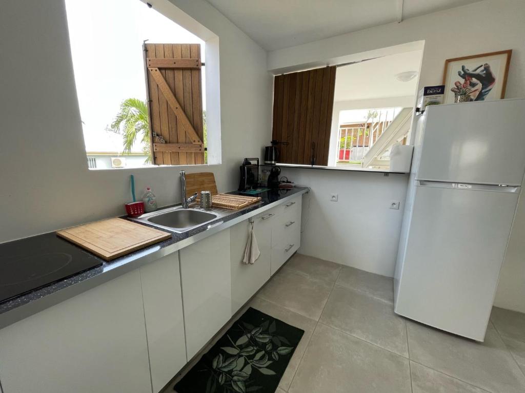 Kuchyň nebo kuchyňský kout v ubytování Appartement bord de mer Kay Dominik