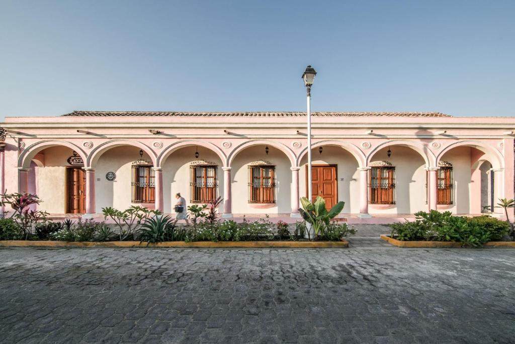 a large building with a courtyard in front of it at Hotel La Casa de las Sirenas in Tlacotalpan