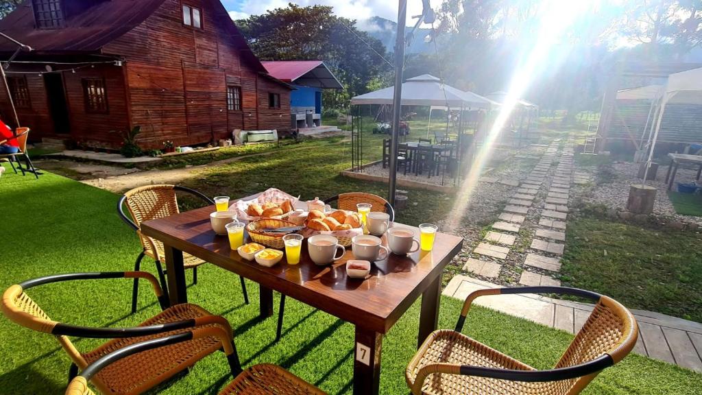 una mesa con un montón de comida. en Hospedajes & Cabañas Tunki Lodge, en Oxapampa