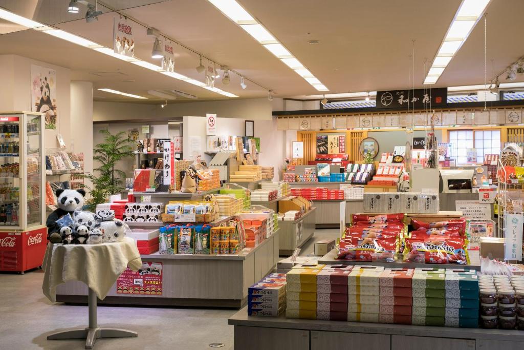 Supermarket nebo jiné obchody v  ryokanu nebo okolí