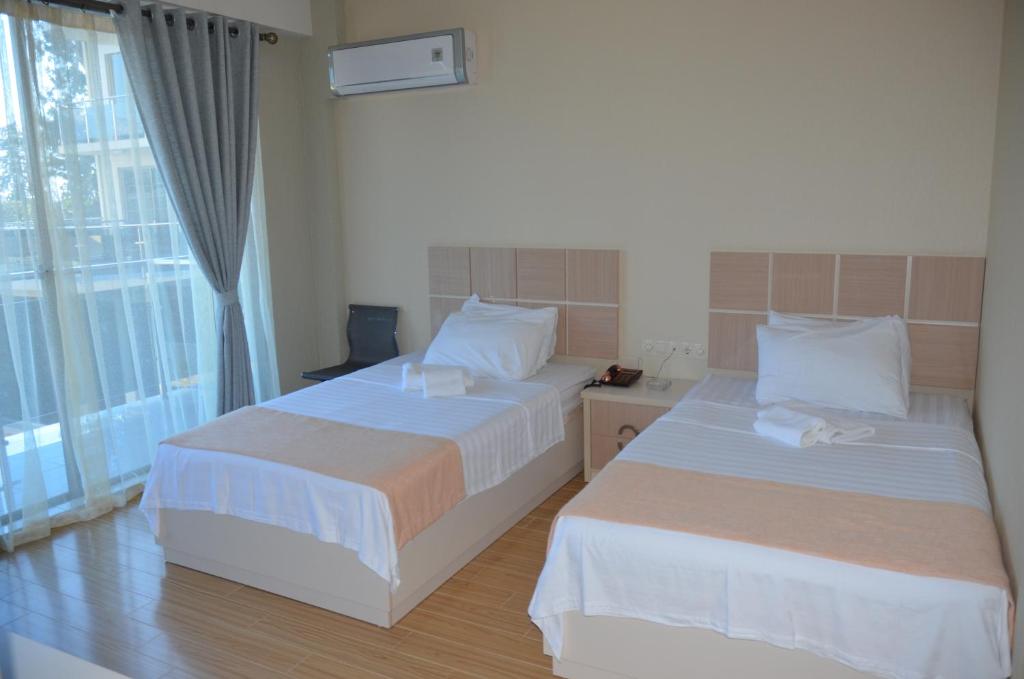 Postel nebo postele na pokoji v ubytování Legacy Hotel