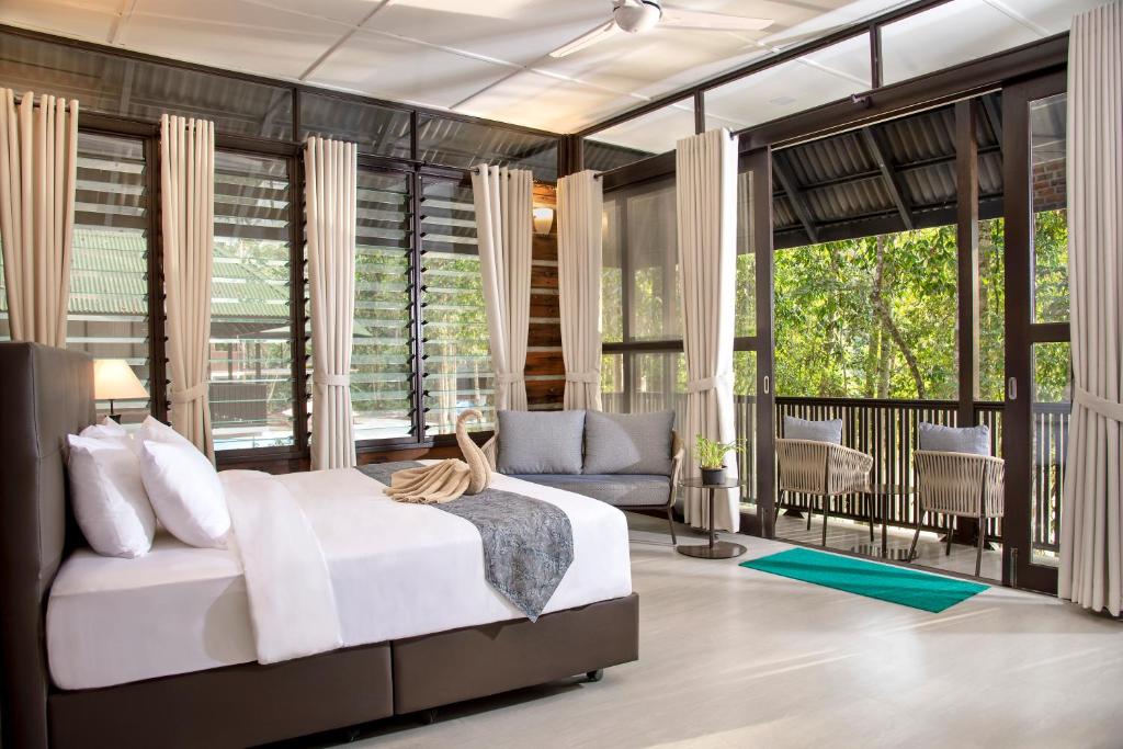 una camera con letto e balcone di Rompin Rainforest Lodge a Kuala Rompin