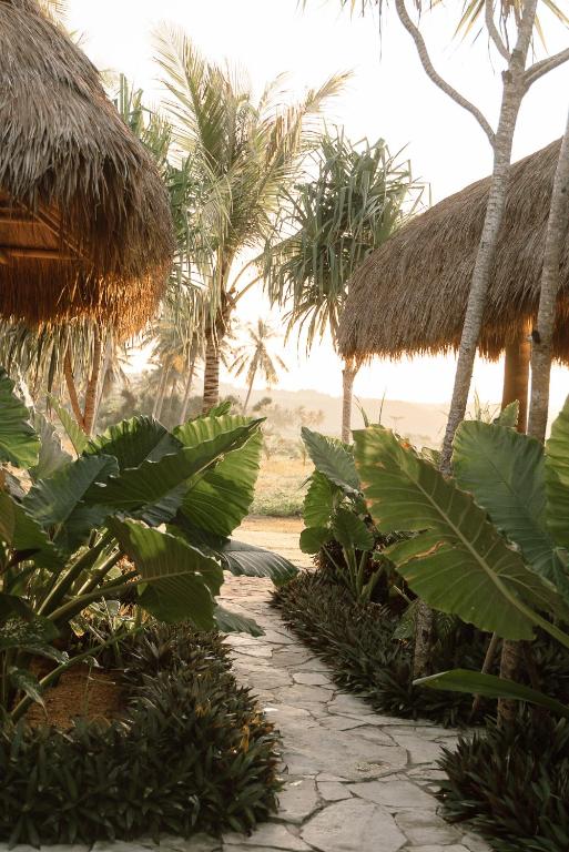 Un jardín fuera de Sumba Beach House