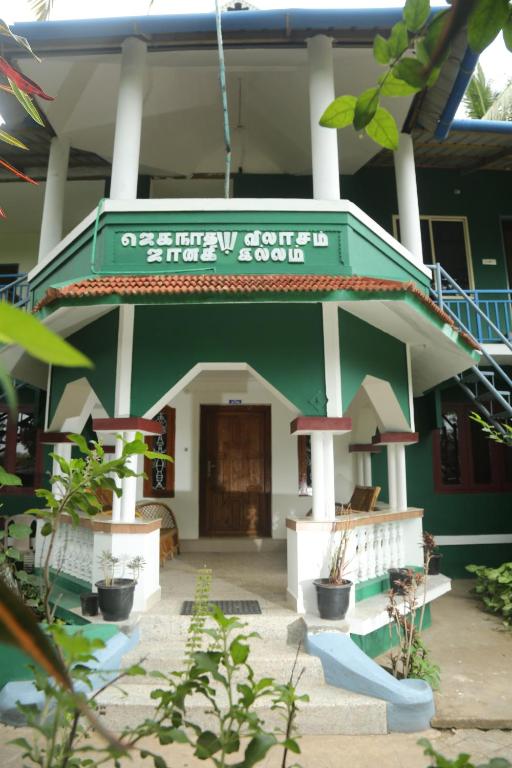 un bâtiment avec un panneau à l'avant dans l'établissement JUNGLE PARADISE FARM & GUEST HOUSE, à Masinagudi