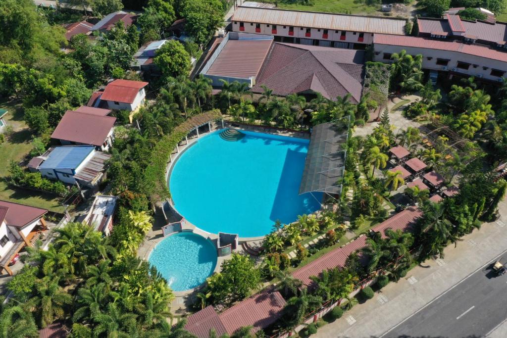 BugallonにあるBuddha Resort by Cocotelのスイミングプール付きのリゾートの空中ビュー