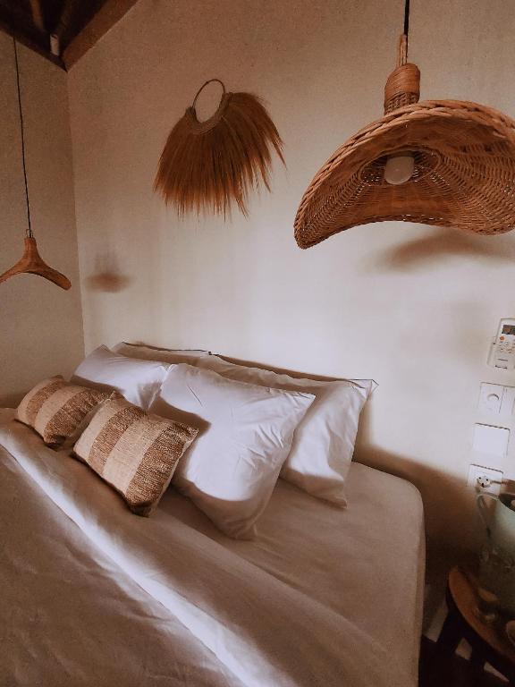 Una cama o camas en una habitación de Sumba Beach House