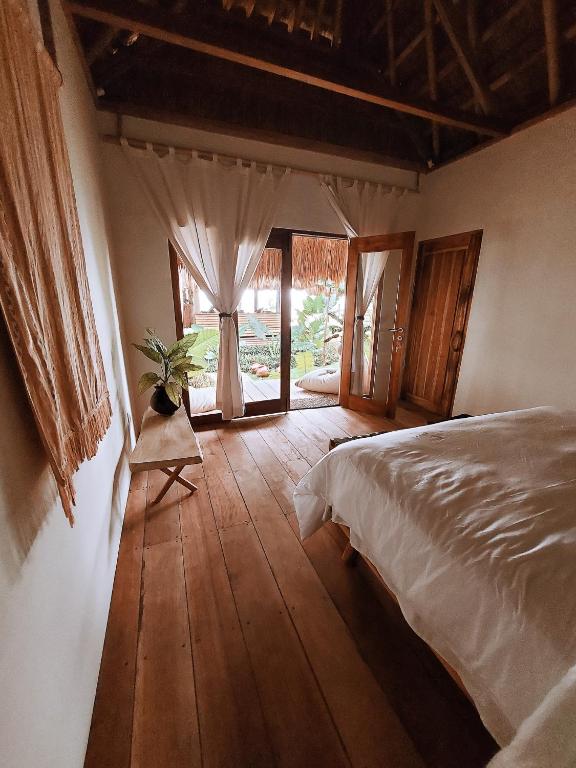 Una cama o camas en una habitación de Sumba Beach House