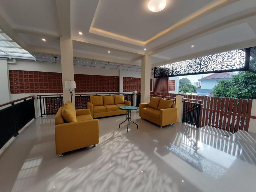 A seating area at Omah Nayan