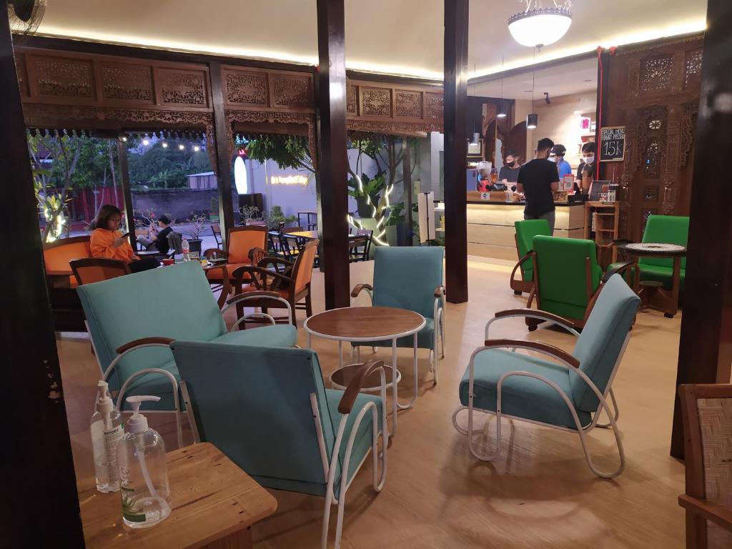 A seating area at Omah Nayan