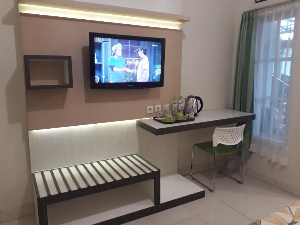 A television and/or entertainment centre at Omah Nayan