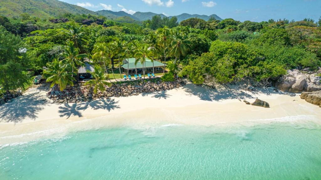 una vista aérea de un complejo en la playa en Villa Sofia, en Anse Kerlan