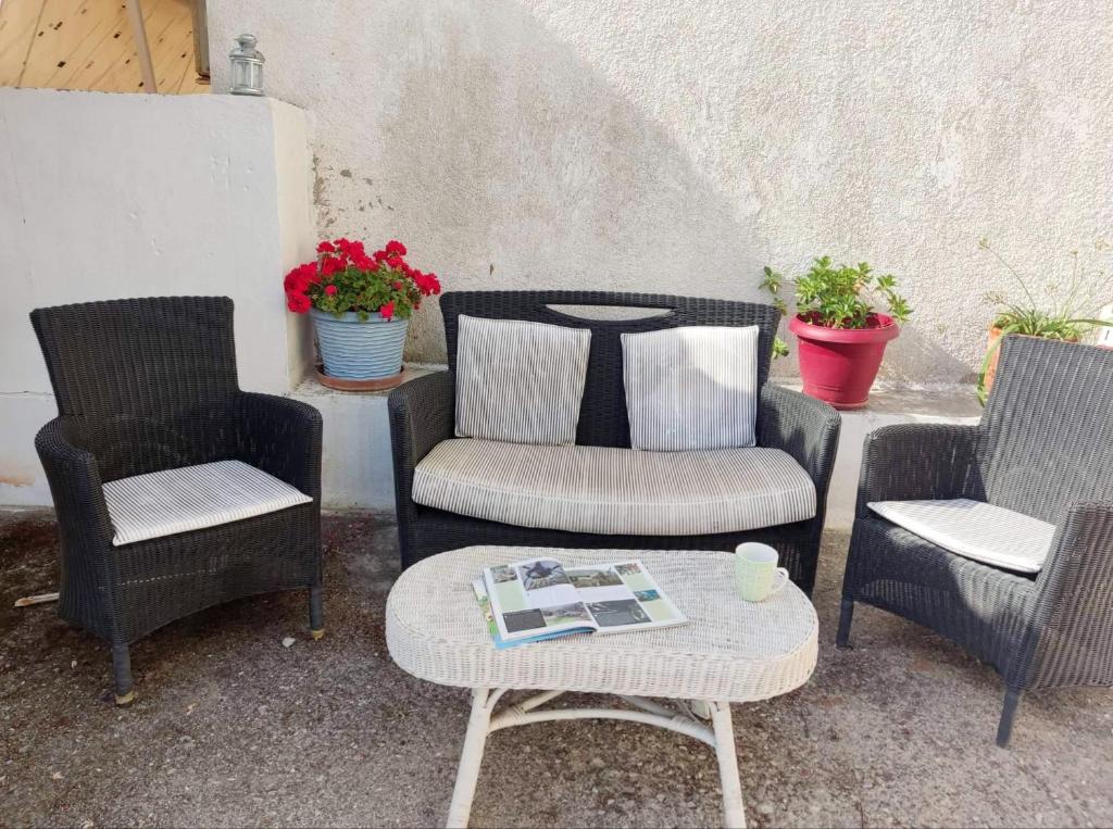 Posedenie v ubytovaní Villa IRENE Evia, 4 bdr, Pool, 500m to Beach