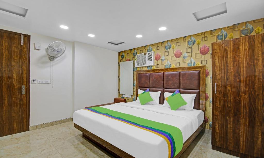 um quarto com uma cama grande num quarto em Treebo Trend Mona Grand em Nova Deli