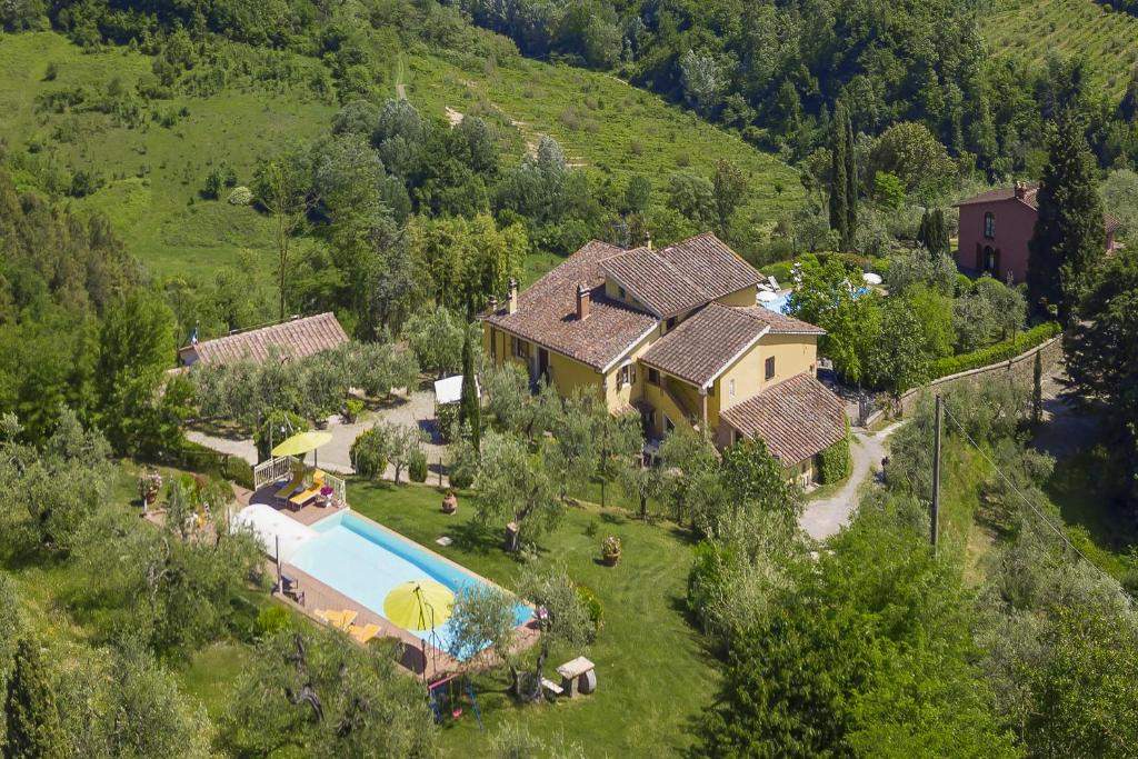 una vista aérea de una casa con piscina en Casale Vittoria, en Marti