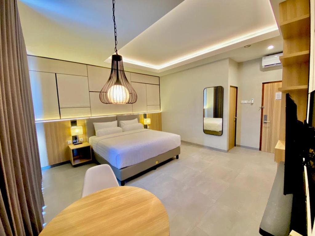 Postel nebo postele na pokoji v ubytování Front One King Hotel Tuban