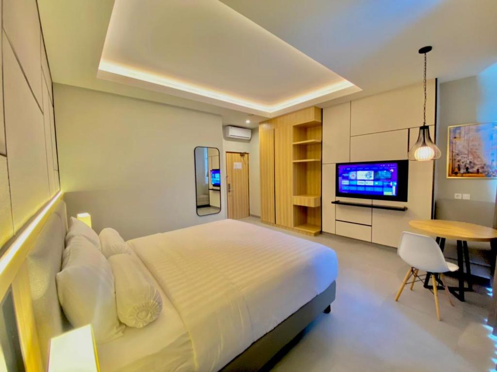 TV a/nebo společenská místnost v ubytování Front One King Hotel Tuban