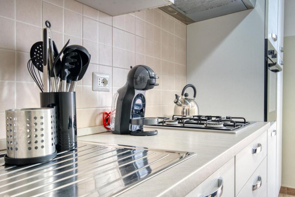 A kitchen or kitchenette at CaseOspitali - Casa Luce, a due passi dal San Raffaele