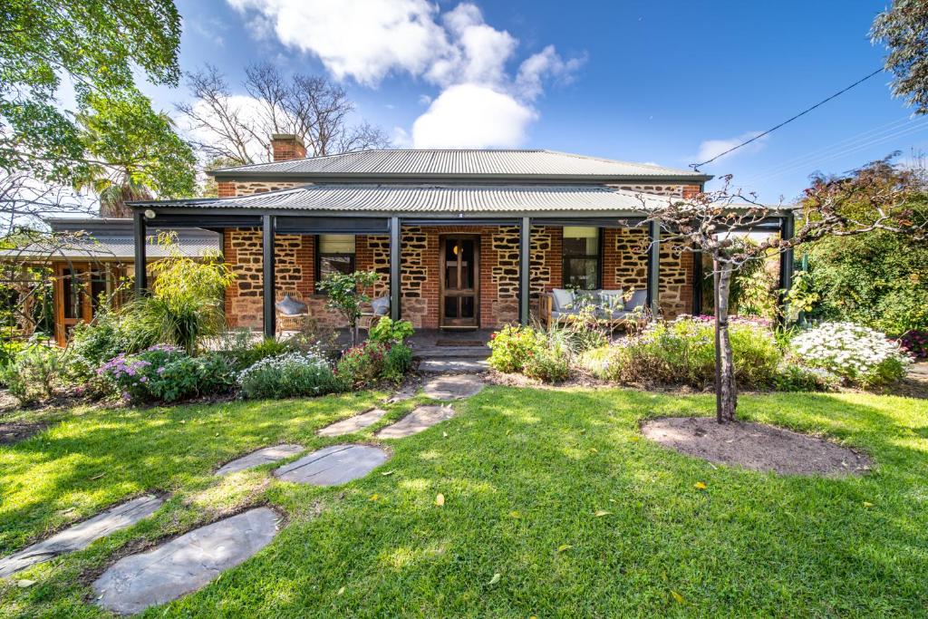 una casa de madera con un jardín delante de ella en Secret Garden - Luxury Cottage - Giant 85inch TV en McLaren Vale