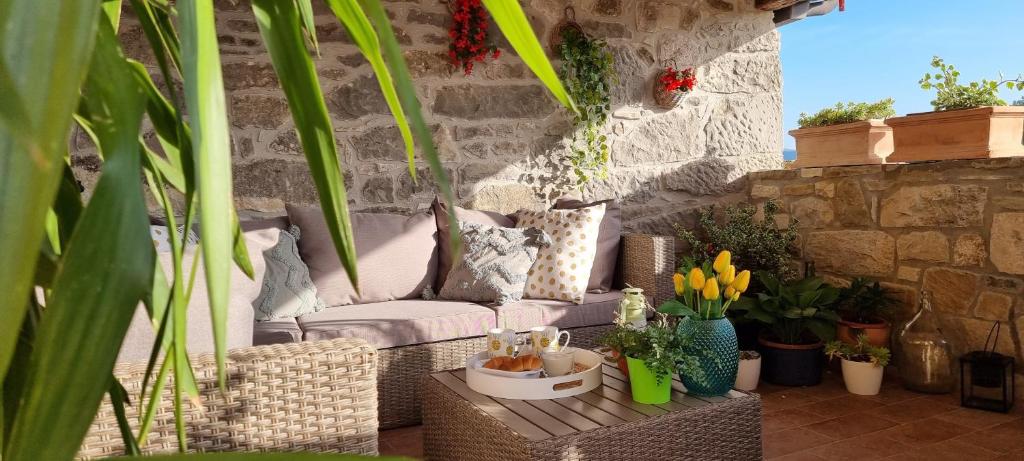 un patio con sofá y mesa con plantas en Apartment HUM-the smallest town in the world, en Hum
