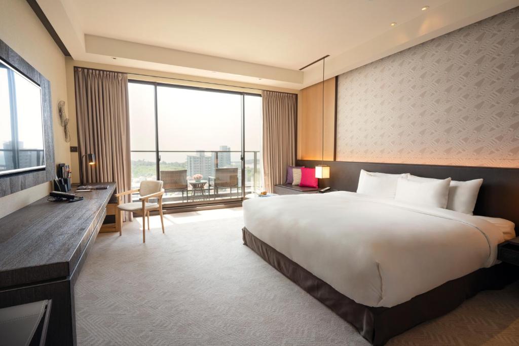 Postel nebo postele na pokoji v ubytování Crowne Plaza Tainan by IHG