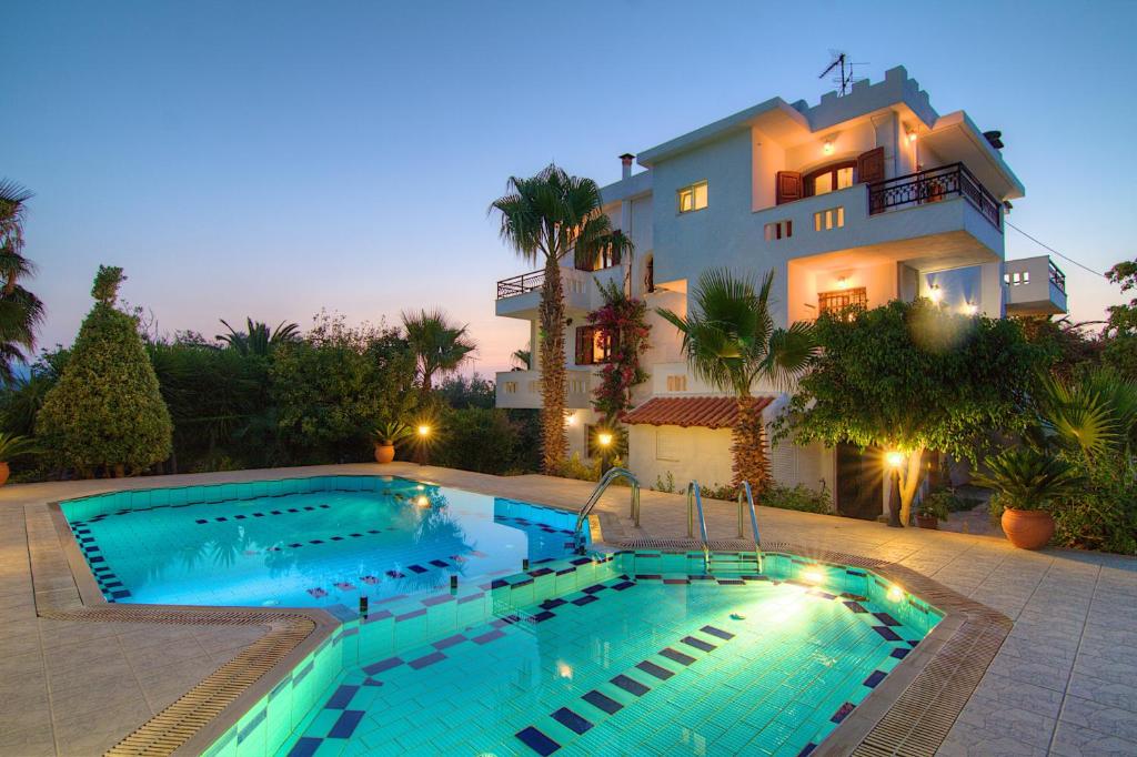 בריכת השחייה שנמצאת ב-Villa Elena Crete או באזור