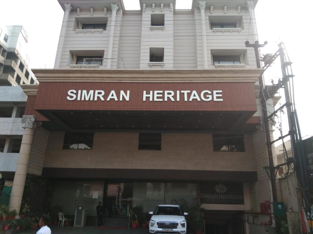 een auto staat geparkeerd voor een hotel bij Simran Heritage(Business Hotel in Raipur