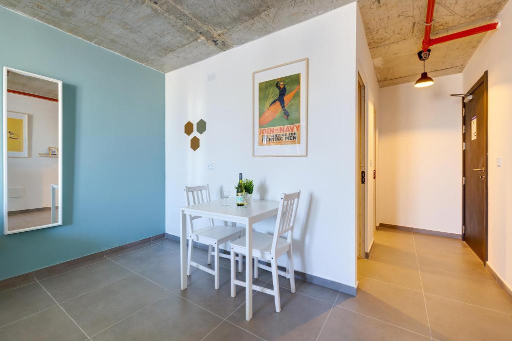 Sliema Creek Suites - Deluxe King Room