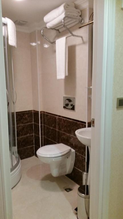 A bathroom at Sultanahmet Newport Hotel