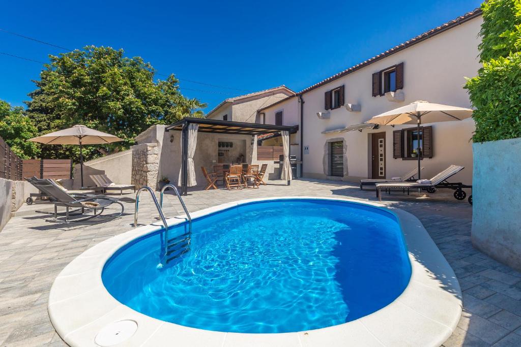 Bazén v ubytování Holiday house PAVOVCI nebo v jeho okolí