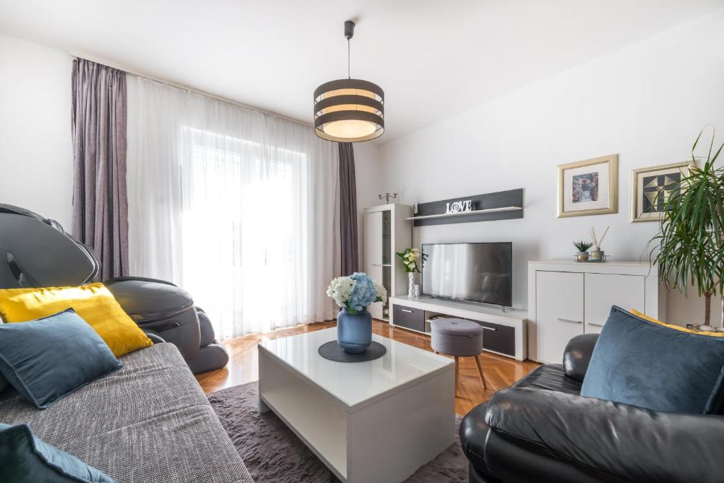 Televízia a/alebo spoločenská miestnosť v ubytovaní Apartment Sunset free parking
