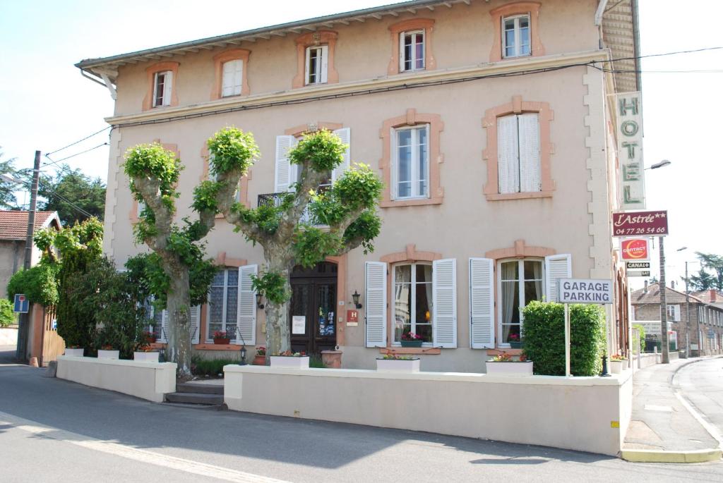 um edifício ao lado de uma rua em L'Hôtel L'Astrée em Feurs