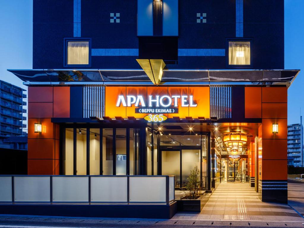 um hotel com uma placa na frente em APA Hotel Beppu Ekimae em Beppu