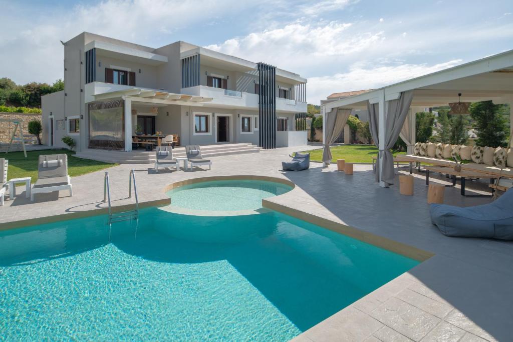 een villa met een zwembad voor een huis bij Elaida Villa, Heaven on Earth, By ThinkVilla in Perama