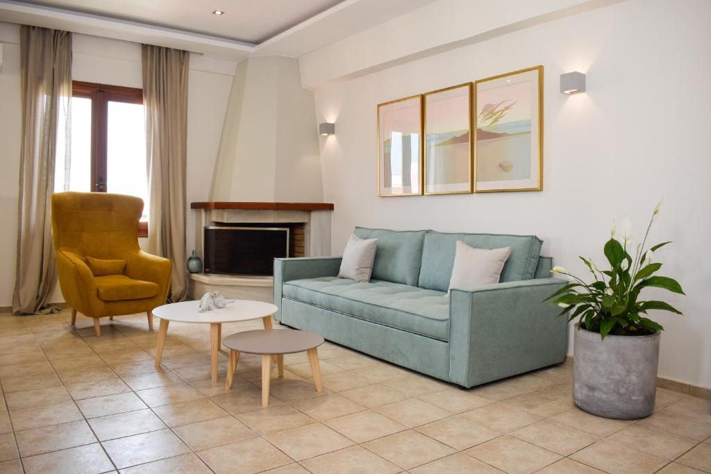 ハニア・タウンにあるRastoni Chania - Guests Apartmentのリビングルーム(青いソファ、椅子付)