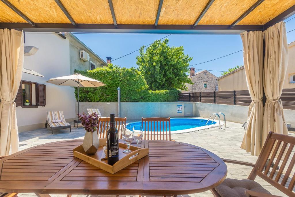 Bazén v ubytování Holiday house PAVOVCI nebo v jeho okolí