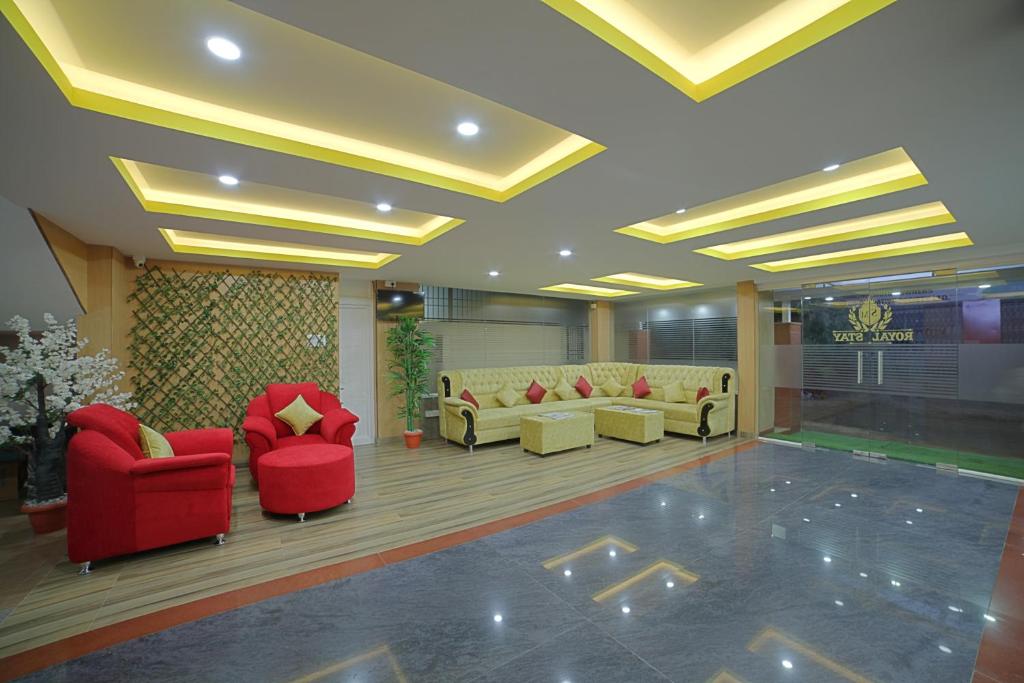 Lobby o reception area sa SM Royal Suites - Hotel near Kempegowda international Airport Bangalore