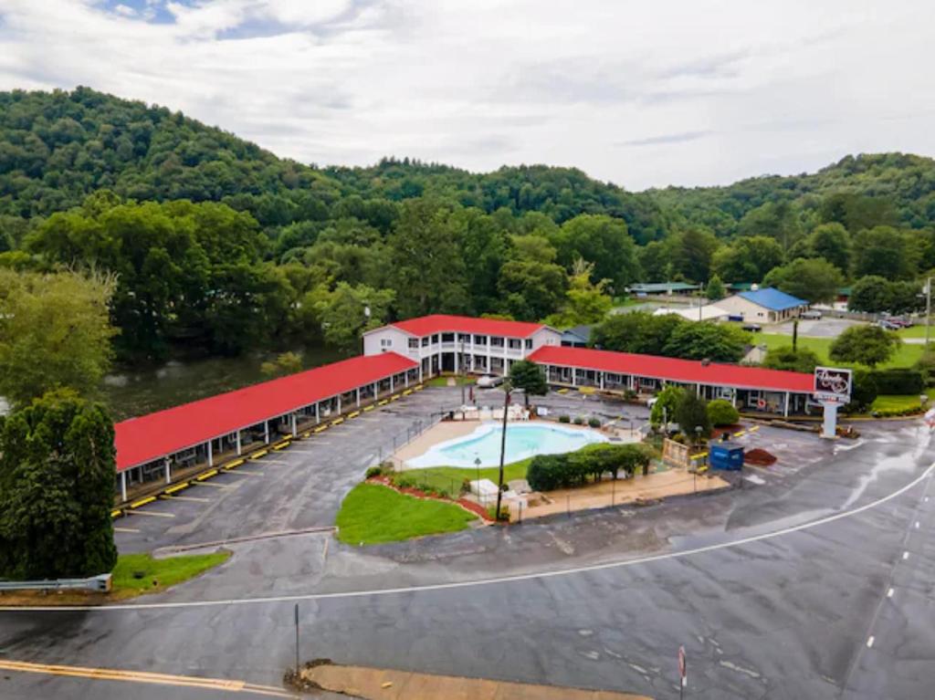 uma vista aérea de um hotel com estacionamento em Lloyd's On The River Country Inn By Oyo em Bryson City