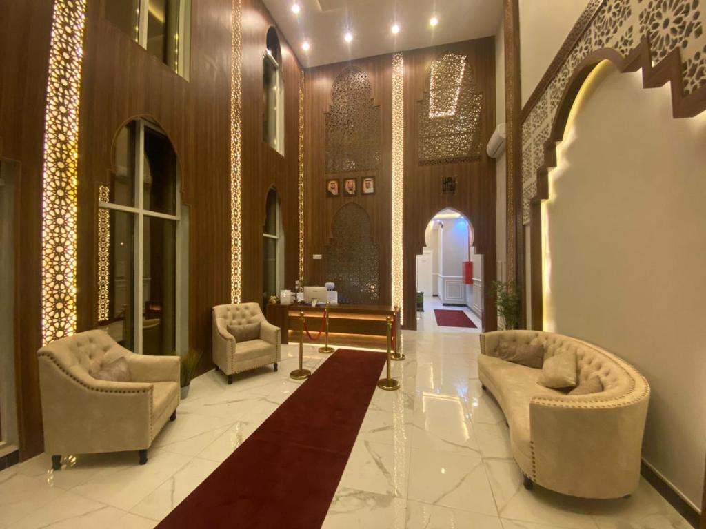 - un hall avec deux chaises et une table dans un bâtiment dans l'établissement ركن ازدان للوحدات السكنيه 2, à Riyad