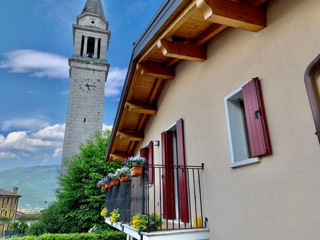 budynek z balkonem z wieżą zegarową w obiekcie Casa Al Piazzol w mieście Casera Campigolo
