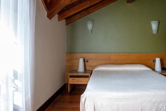 Postel nebo postele na pokoji v ubytování Adeko Hotel