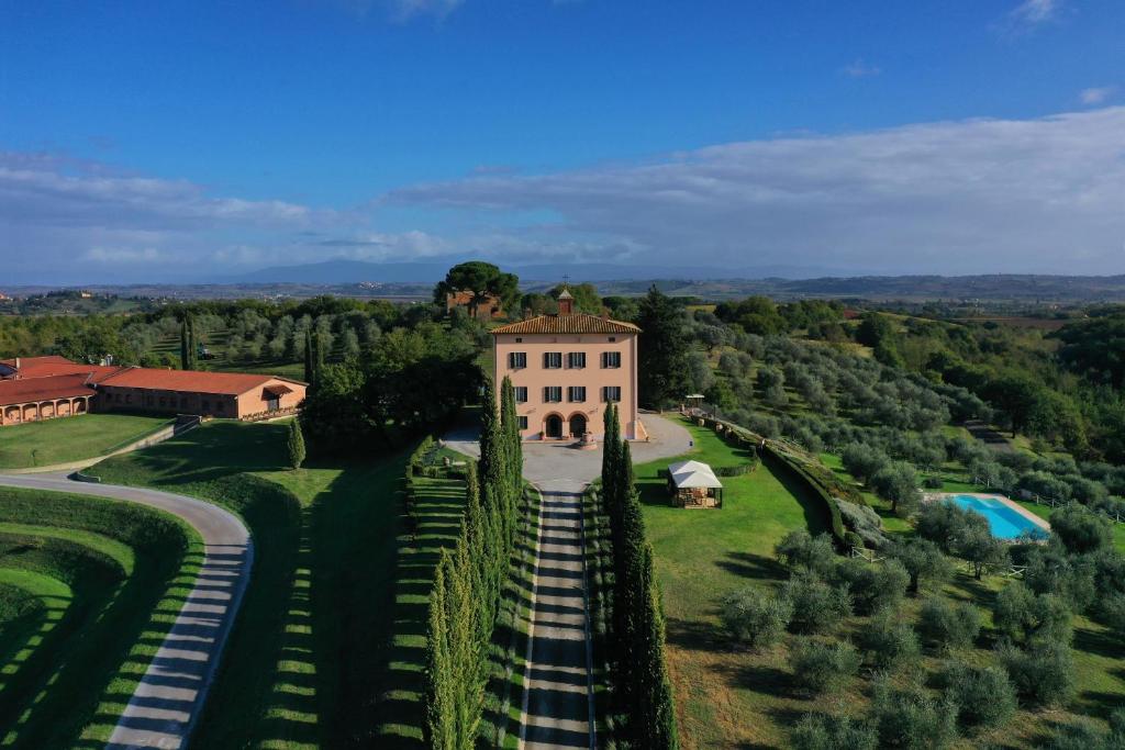 eine Luftansicht eines Hauses mit Garten in der Unterkunft Relais Villa Grazianella | UNA Esperienze in Acquaviva