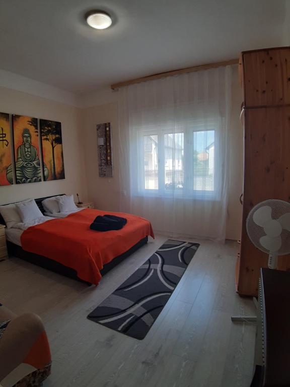 Posteľ alebo postele v izbe v ubytovaní MiniBali Apartmanok