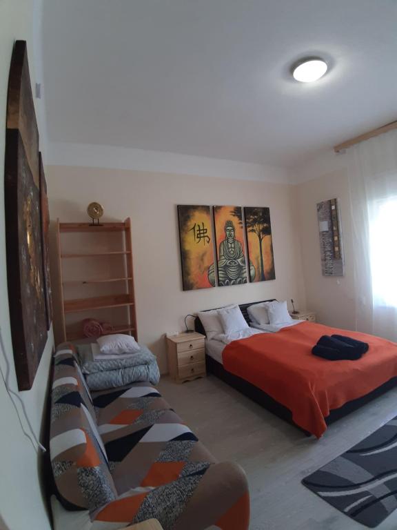 Posteľ alebo postele v izbe v ubytovaní MiniBali Apartmanok