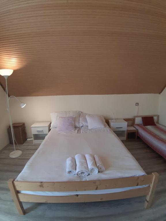 Posteľ alebo postele v izbe v ubytovaní MiniBali Apartmanok
