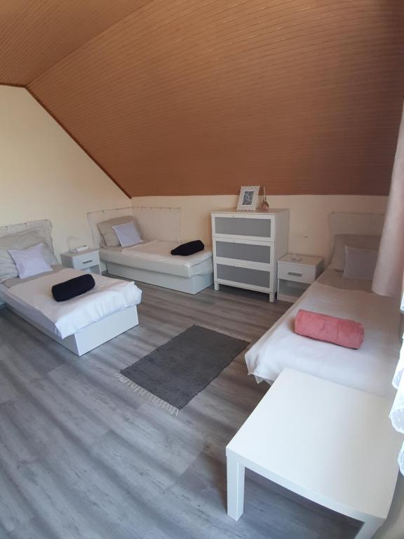 Posteľ alebo postele v izbe v ubytovaní MiniBali Apartmanok