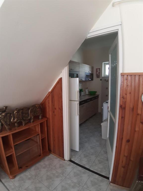 Kuchyňa alebo kuchynka v ubytovaní MiniBali Apartmanok