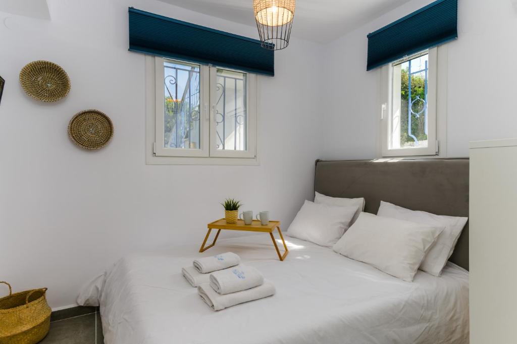 - une chambre avec un lit blanc et des serviettes dans l'établissement Bleu clair luxury living, à Argostóli